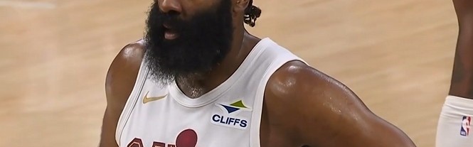 着了你的道！八村塁防守时手臂高举 哈登瞅准时机挂到造三分犯规