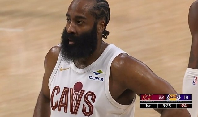 着了你的道！八村塁防守时手臂高举 哈登瞅准时机挂到造三分犯规